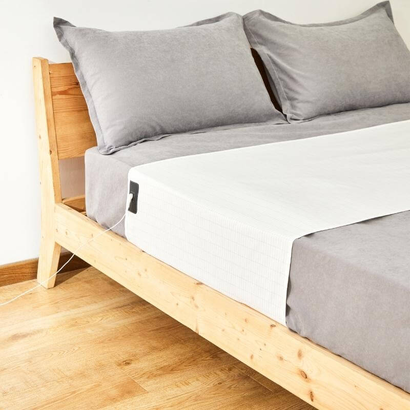 Grounding Bed Sheet with Detachable Grounding Cord and Breathable Low-Profile Fabric
