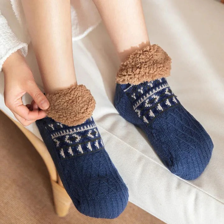 Chilly Season Snow Pattern Warm Socks for Winter with Festive Design and Thermal Insulation