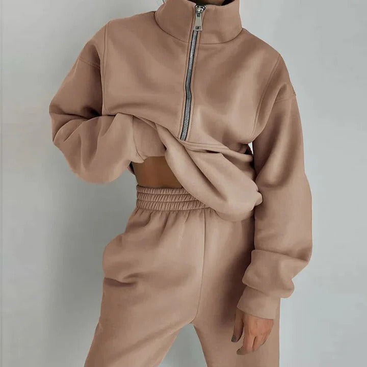 Womens Fitted Workout Tracksuit with Breathable Fabric for Active and Leisure Wear